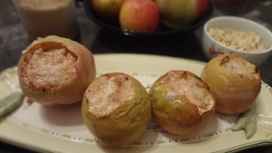 Рецепт яблок запеченных с творогом и орехами