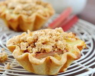 Запеченый десерт из клубники и ревеня с посыпкой из мацы