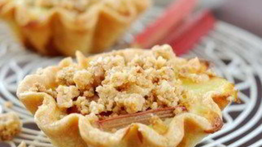 Рецепт запеченого десерта из клубники и ревеня с посыпкой из мацы