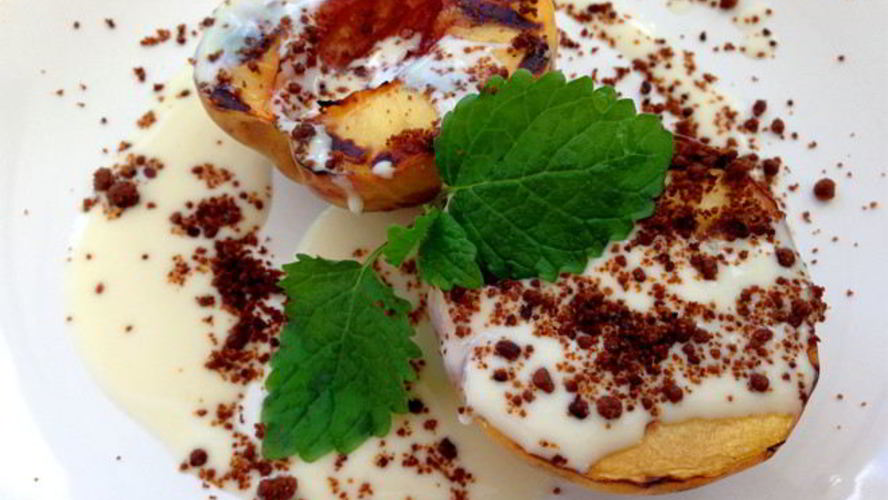 Рецепт жареных на гриле персики с домашней сметаной