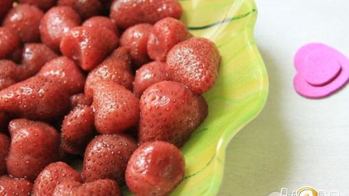 желейный десерт с клубникой