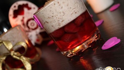 желейный десерт с клубникой