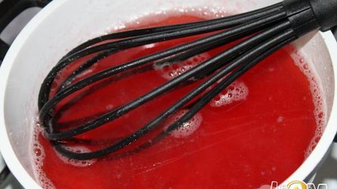 желейный десерт с клубникой