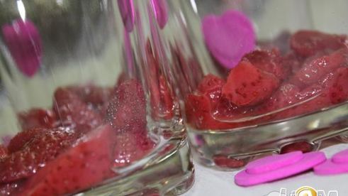 желейный десерт с клубникой