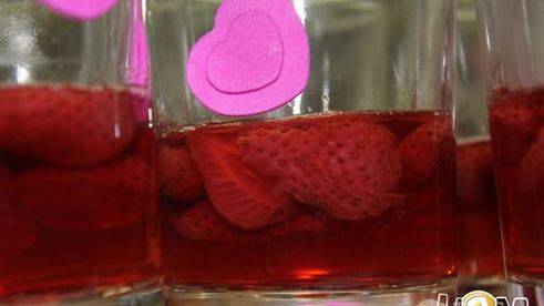 желейный десерт с клубникой