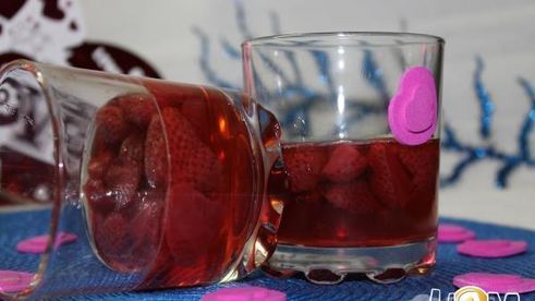 желейный десерт с клубникой