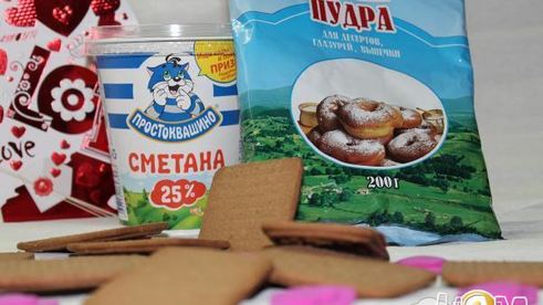 желейный десерт с клубникой