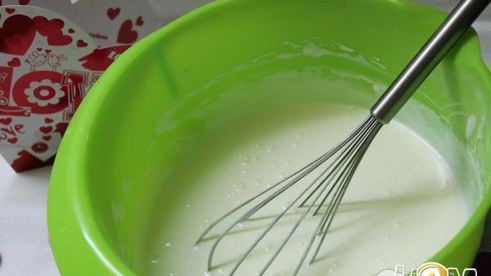 желейный десерт с клубникой