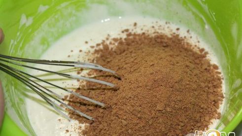 желейный десерт с клубникой