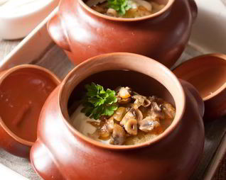 Драники с грудинкой и грибами в горшочке