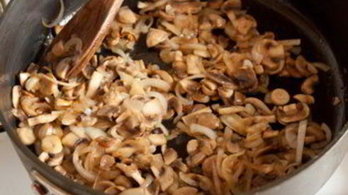 драники с грудинкой и грибами в горшочке