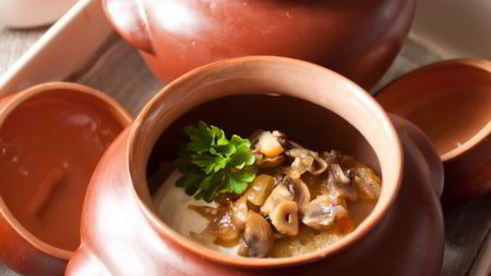 драники с грудинкой и грибами в горшочке