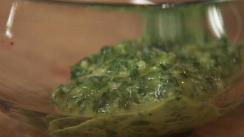 драники с соусом из петрушки и томатный напиток