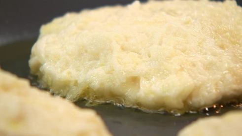 драники с соусом из петрушки и томатный напиток