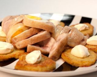 Фаршированный окорок и драники