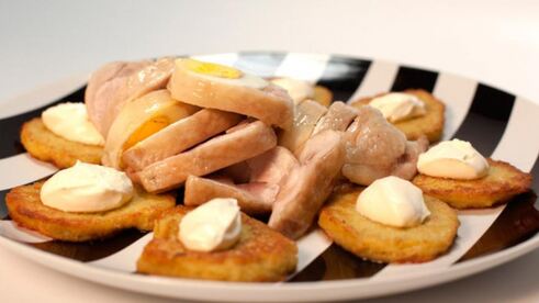 фаршированный окорок и драники