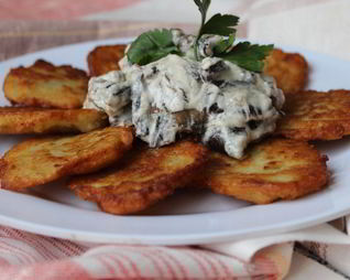 Картофельные драники с грибным соусом