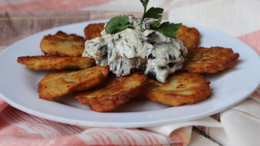 Рецепт картофельных драников с грибныма соусома