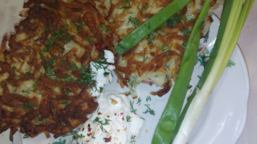 Рецепт картофельных драников со шпикачками