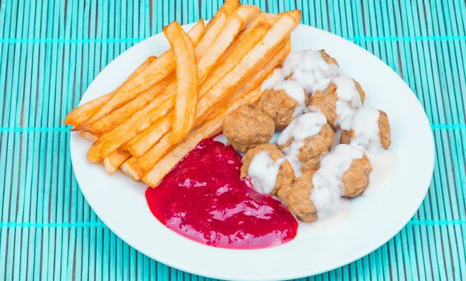 Фрикадельки Икеа с брусничным соусом