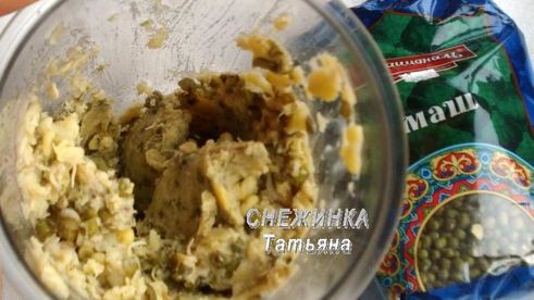 фрикадельки из маша с банановым соусом в капустных лепестках