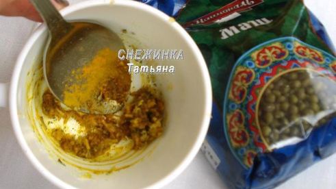 фрикадельки из маша с банановым соусом в капустных лепестках