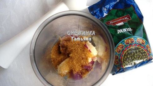 фрикадельки из маша с банановым соусом в капустных лепестках