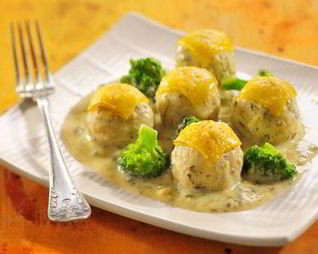 Фрикадельки из трески в сливочном соусе с брокколи
