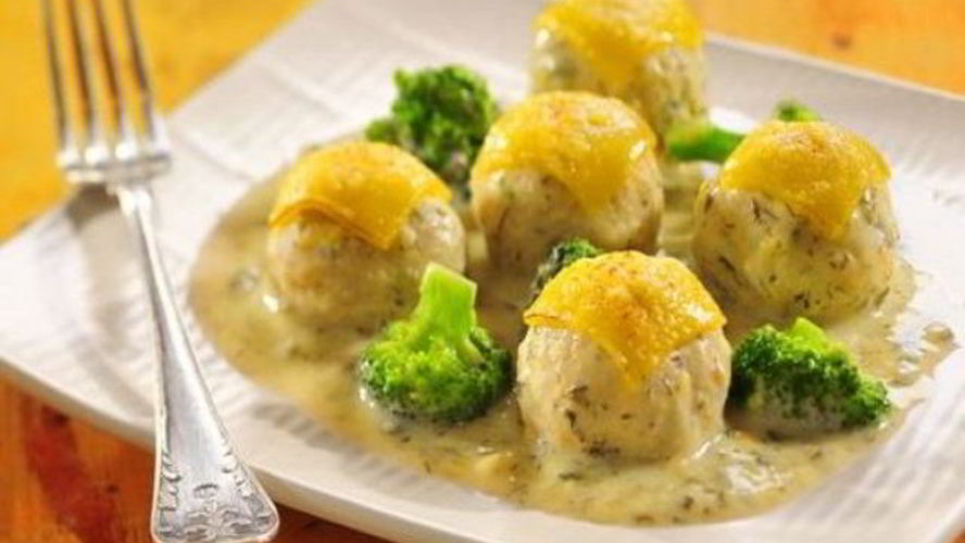 Рецепт фрикаделек из трески в сливочном соусе с брокколи