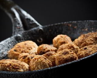 Фрикадельки из ягненка с финиками