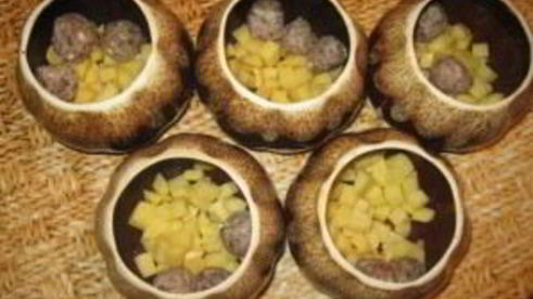 фрикадельки с картошкой в горшочках