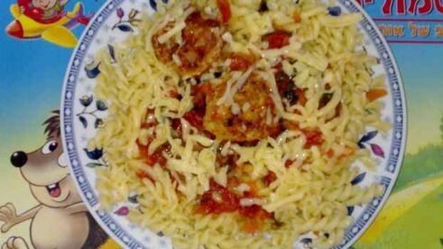 фрикадельки с макаронами в соусе