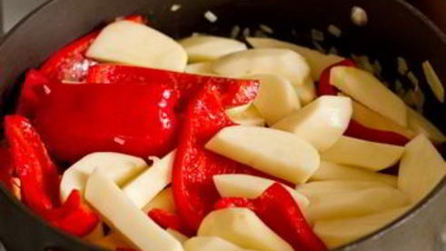 фрикадельки с овощами в томатном соусе