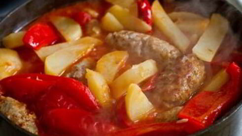 фрикадельки с овощами в томатном соусе