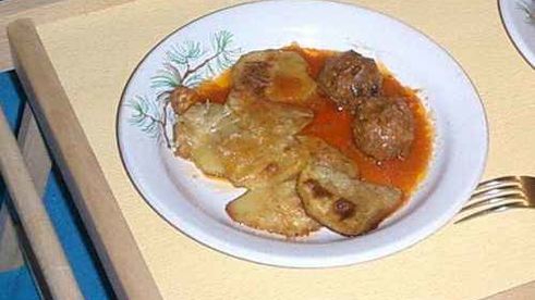 фрикадельки с печеным картофелем