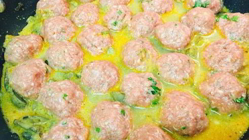 фрикадельки в грибном соусе