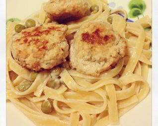 Куриные фрикадельки с пастой в сливочном соусе с зеленым горошком