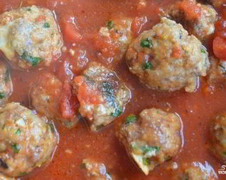 Мясные шарики с моцареллой в томатном соусе