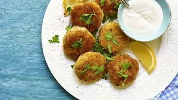 Рецепт Рыбных фрикаделек с майонезным соусом и кресс-салатом