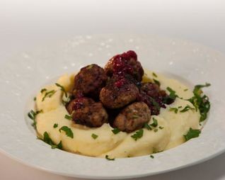 Скандинавские фрикадельки с брусничным соусом и пикантным пюре