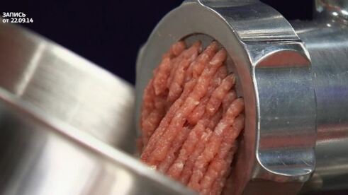 скандинавские фрикадельки с брусничным соусом и пикантным пюре