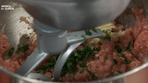 скандинавские фрикадельки с брусничным соусом и пикантным пюре