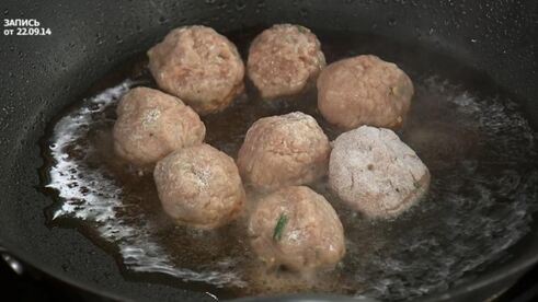 скандинавские фрикадельки с брусничным соусом и пикантным пюре