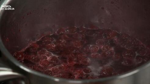 скандинавские фрикадельки с брусничным соусом и пикантным пюре