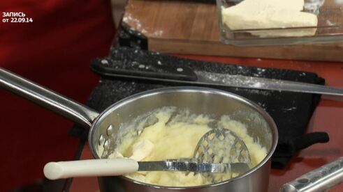 скандинавские фрикадельки с брусничным соусом и пикантным пюре