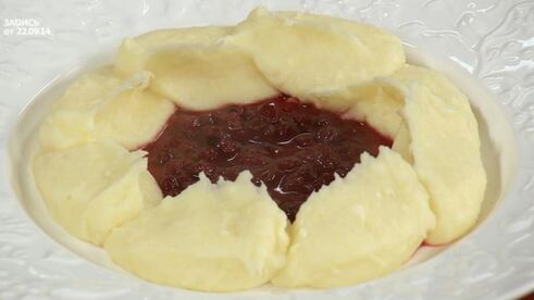 скандинавские фрикадельки с брусничным соусом и пикантным пюре