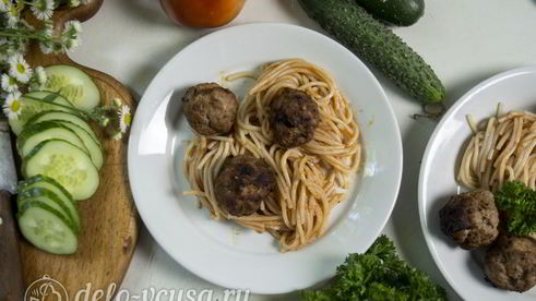 спагетти с фрикадельками в соусе