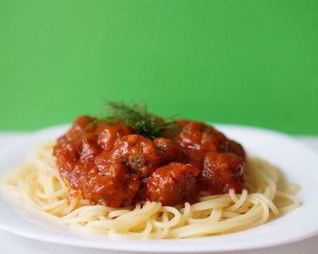 Спагетти с фрикадельками в томатном соусе