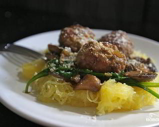 Спагетти сквош с фрикадельками и шпинатом