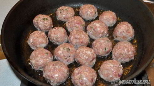 тушеные фрикадельки в грибном соусе